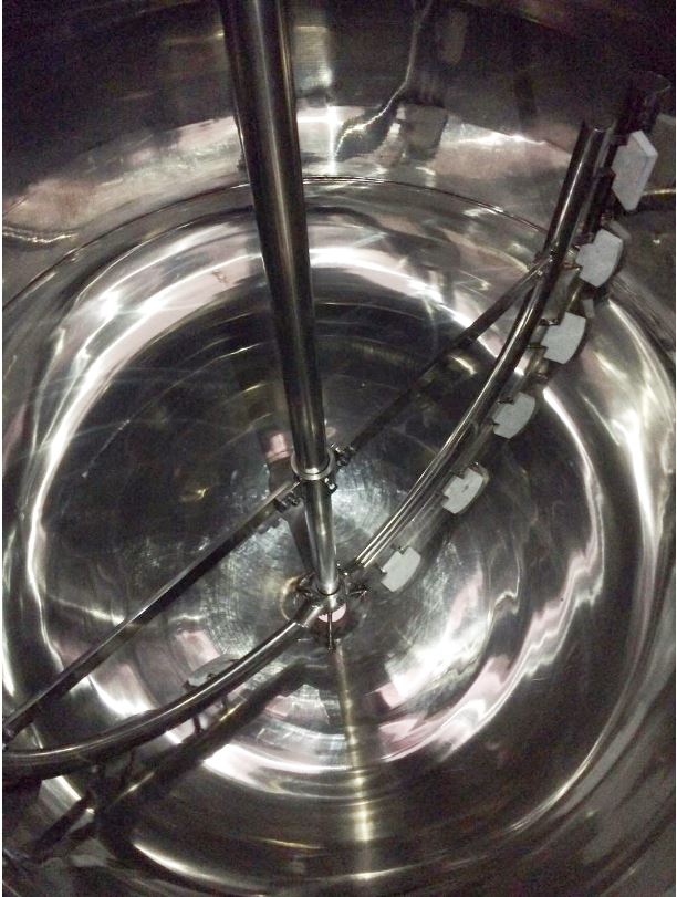 Präzise messen 1 Während des Betriebs halten Schaber den Heizmantel des Behälters kontinuierlich von Anhaftungen und Verkrustungen frei.