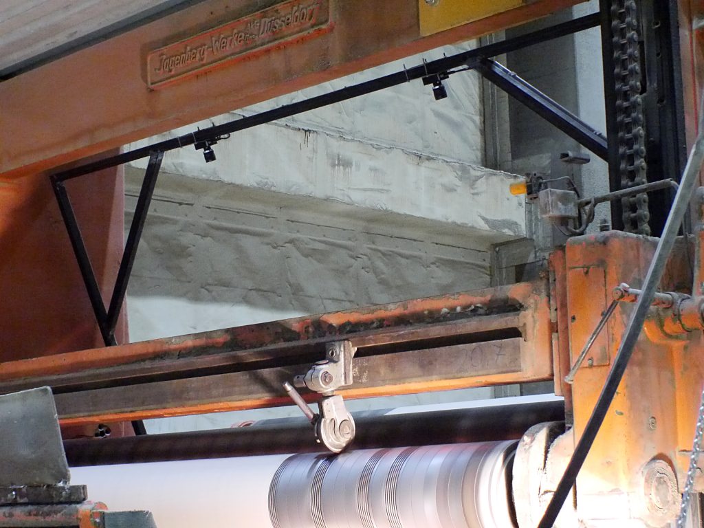 Ganz genau hingesehen 2 Bild 2: Da die Objektive der Zeilenkameras über eine Brennweite von 6mm verfügen, kann jede Kamera etwas mehr als die Hälfte der Papierbahn inspizieren.