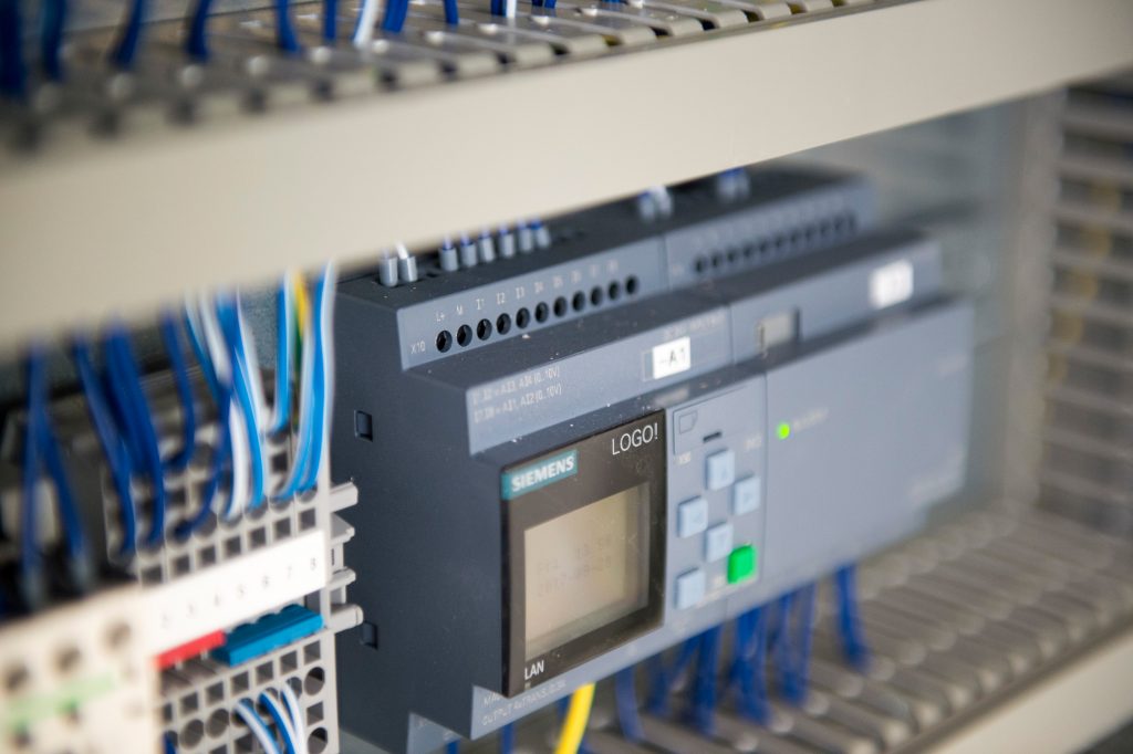 Rückstände raus! 2 Die Klein-SPS Logo! 8 von Siemens steuert in der Reinigungskabine den Schwenkarm, auf dem das Bauteil samt Plattform eingespannt wird.