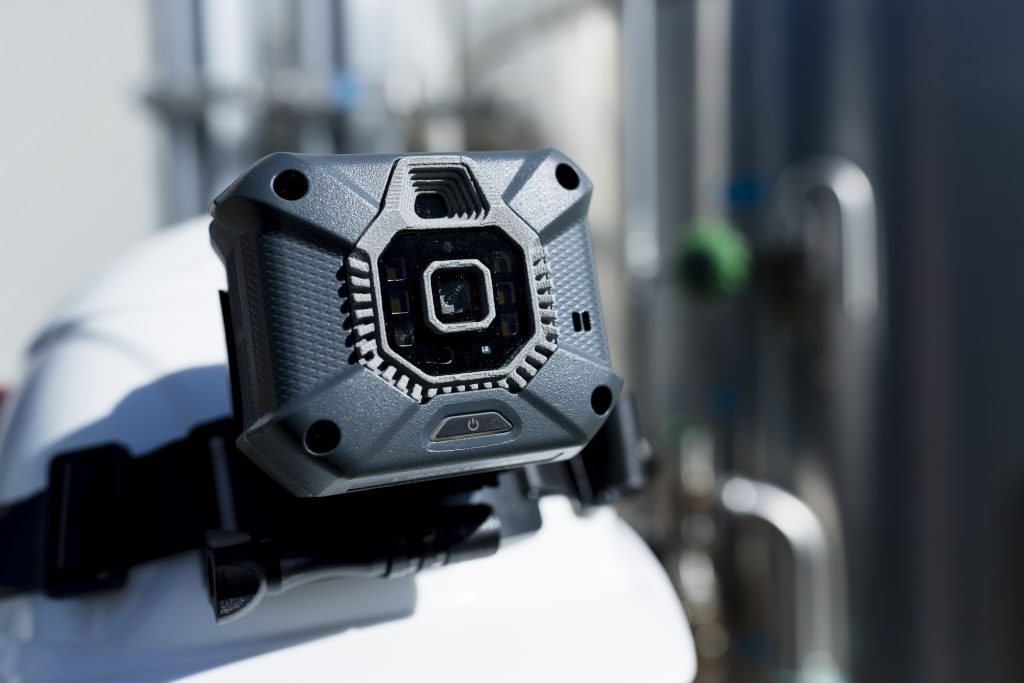 Explosive Bilder 1 Die HD-SWIR-Wärmebildkamera Cube 800 hat eine Wärmeempfindlichkeit <50mK, eine automatischer Flat-Field-Korrektur (FFC) und wurde für die Zone 1/21 und Div. 1 zertifiziert..