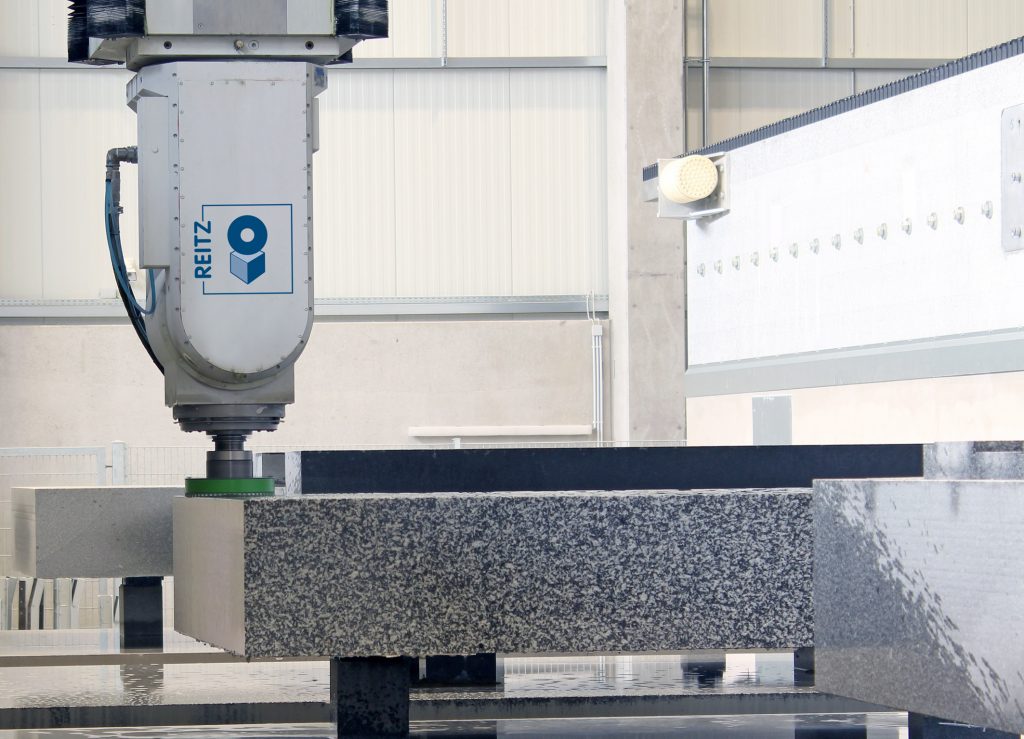 Gestein mit idealen Eigenschaften 3 Reitz Natursteintechnik verbaut die Längenmessgeräte nicht nur in den eigenen Maschinen, sondern auch für Bohr-, Schleif- und Schneidanlagen als Komplettsystem für Kunden.