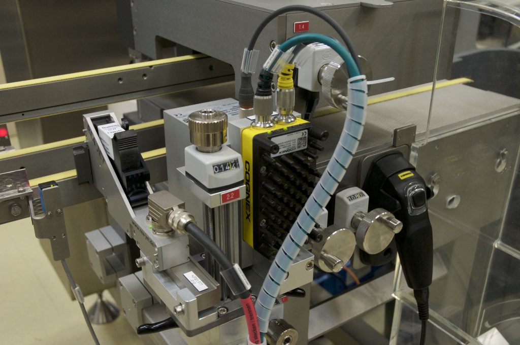 Im Kampf gegen Fälschungen 3 An benachbarten Stationen wird zuerst gedruckt und dann mit der Code mit der In-Sight 5613 Kamera gelesen.