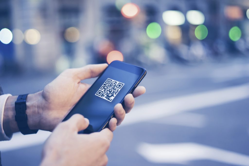 Automatisierungspraxis mit LoRaWAN, Cloud und App 4 Bei der Inbetriebnahme wird der QR-Code des Leuchtensteuergeräts (LCU) mit der Inbetriebnahme-App gescannt und identifiziert