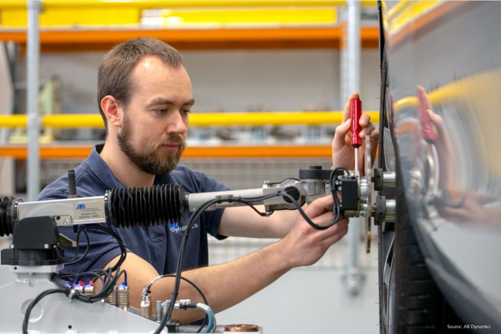 Grenzen verschieben 3 Sobald ein Wagen auf den SPMM-Prüfstand gehoben wird, liefern die in die Radplattformen integrierten Sensoren
Feedback zur Fixierung der Nullposition.