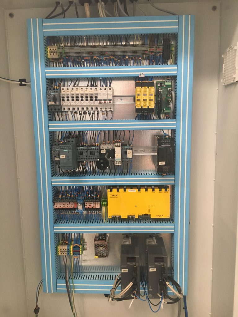 Mit Metallkraft sicher CE-konform 5 Bild 3 Schaltschrank Gesamtansicht 1