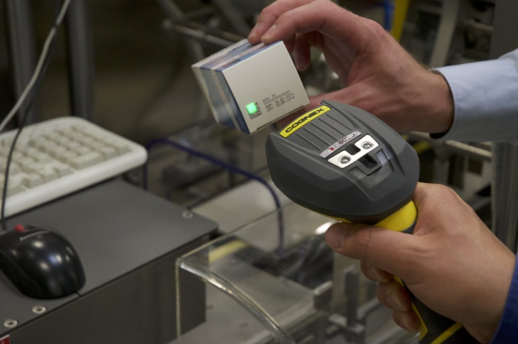 Im Kampf gegen Fälschungen 4 Außerhalb der automatisierten Code-Verifizierung können Daten mit Cognex Handscannern erfasst werden.