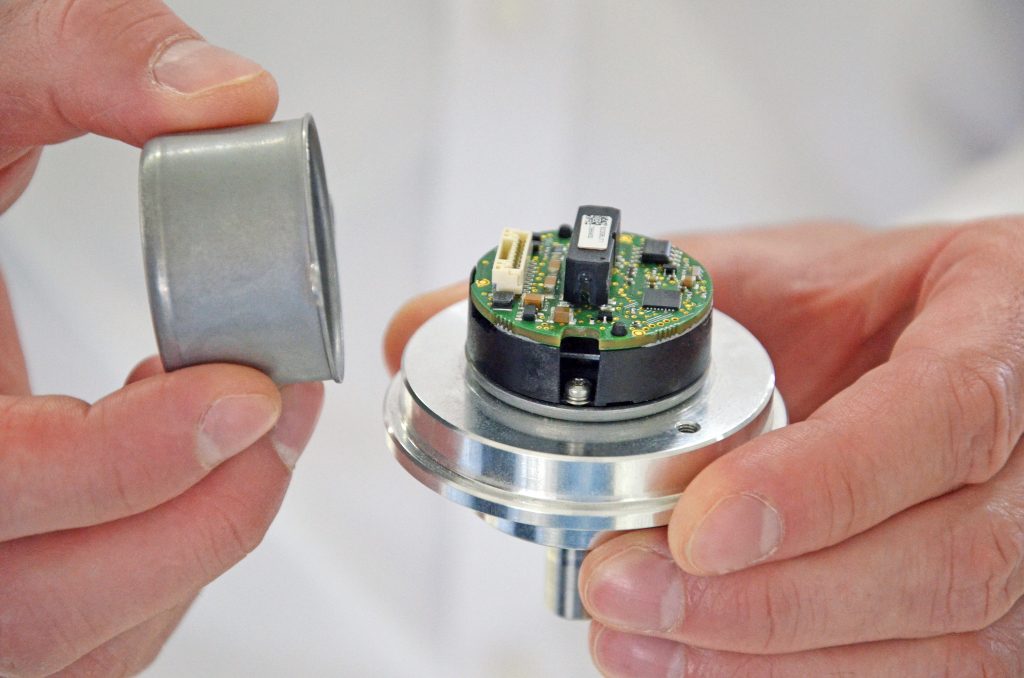 Dynamik durch Nonkonformismus 5 Der Wiegand-Sensor montiert auf einem Drehgeber der Marke Posital