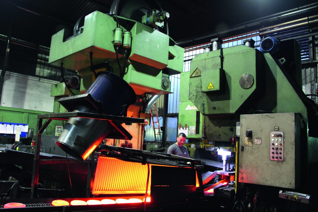 Kürzere Rüstzeiten beim Schmieden 2 Trotz Hitze, Graphitstaub und Wasserdampf arbeiten
Noax Industrie-PCs zuverlässig ohne Unterbrechung.