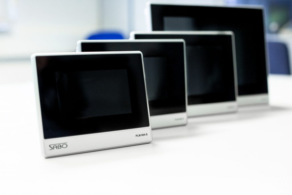 Neue Anforderungen für die SPS 1 Die Glasfront moderner Master-Terminals erinnert an Endgeräte aus dem Consumer-Bereich und sorgt so für ein hohes Maß an Usability.