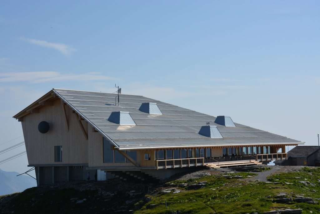 Sicherheit für Mensch und Maschine 1 Chäserrug ist neben dem Theaterhaus Lausanne, der Seilbahnstation Wildhus,
dem Elefantenhaus im Rapperswiler Zoo und dem Tribünendach in St. Moritz für die Olympia nur eines von
vielen renommierten Projekten von Bühler Bedachungen und Bauspenglerei