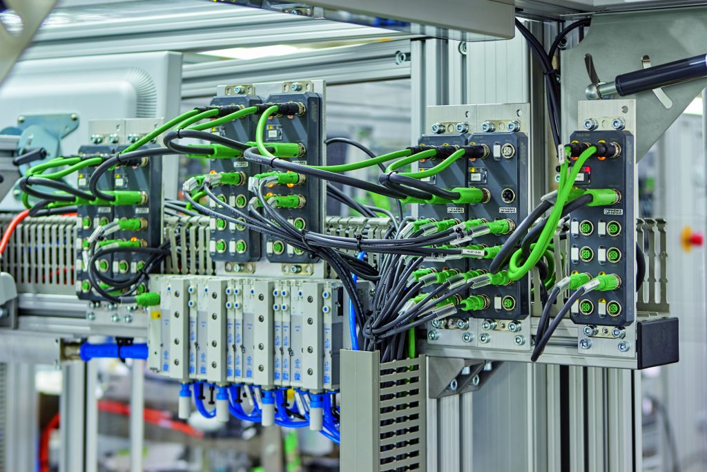 Große Leistung auf kleinem Raum 1 Erfolgsmodell M12 – die Steckverbinder werden zur Signal- und Daten- und immer häufiger auch zur Leistungsübertragung eingesetzt.