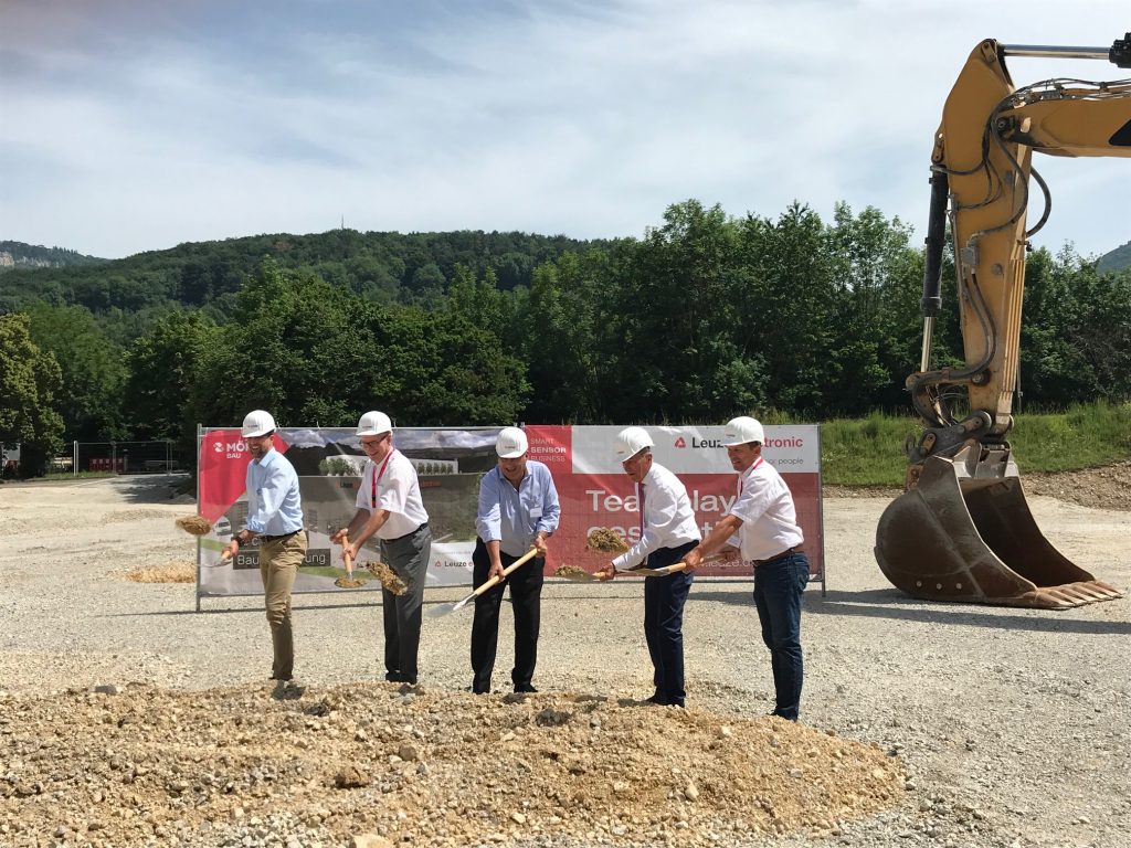 Leuze Electronic baut neues Distributionszentrum 1 Bild1 Spatenstich 20190625