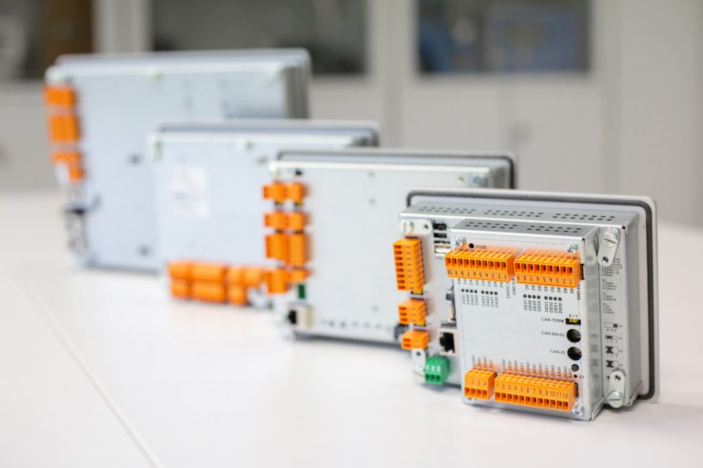 Neue Anforderungen für die SPS 2 Die rückseitige Ausstattung der Master-Terminals ermöglicht eine individuelle Anpassung.