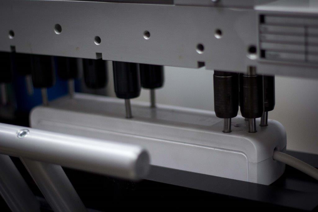 Hohe Sicherheit ohne mechanischen Verschleiß 2 Der Taumelniet-Vorgang in vollem Gange