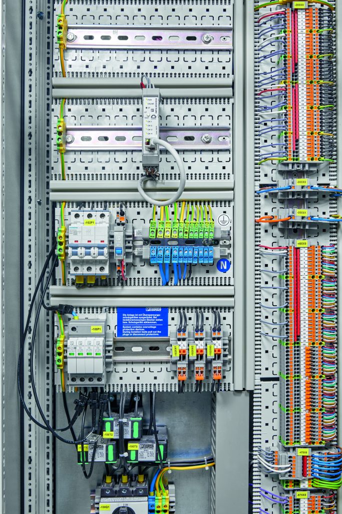 Fit für das Internet der Dinge 3 Das ImpulseCheck-Modul erfasst die Messsignale der Sensoren und überwacht den Fernmeldekontakt des SPDs - und bildet damit das Herzstück des Systems.