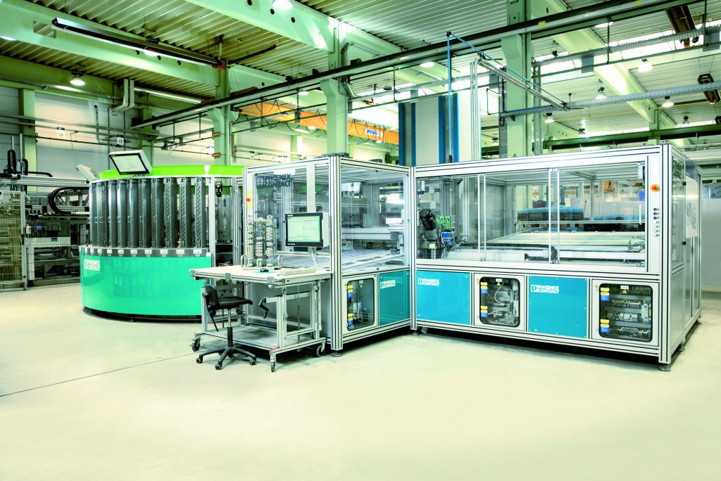 Automatisierte Klemmenleistenfertigung 4 Applikationsbeispiel einer automatisierten Klemmenleistenfertigung: als weltweit agierender Hersteller von Abfüll- und Verpackungsanlagen optimiert die Krones AG ihre Fertigungsprozesse ständig – das Clip-X-Konzept trägt dazu bei, dass die steigende Anzahl an Schaltschränken schnell, fehlerfrei und wirtschaftlich produziert wird.