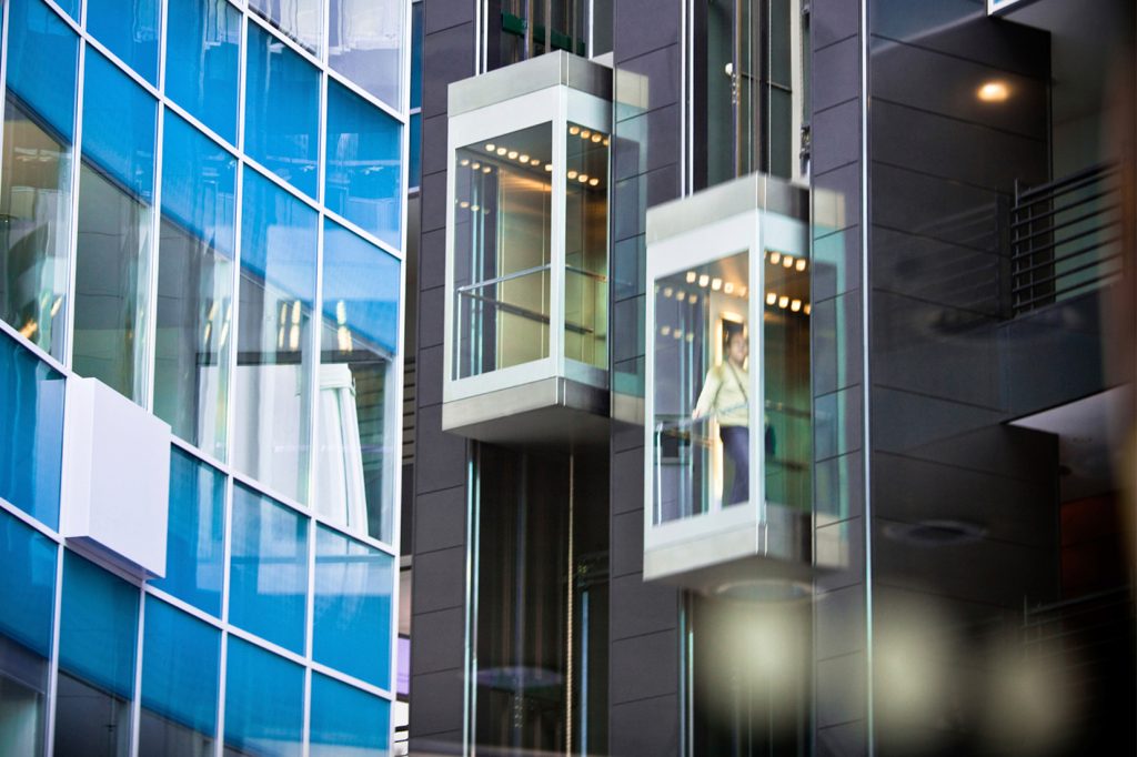 Wieso 'nur' Drehzahlen sicher überwachen? 4 Sichere Überwachung von Positionen und Endlagen sowie Erkennen und Einhalten von Positionierbereichen bei Aufzügen