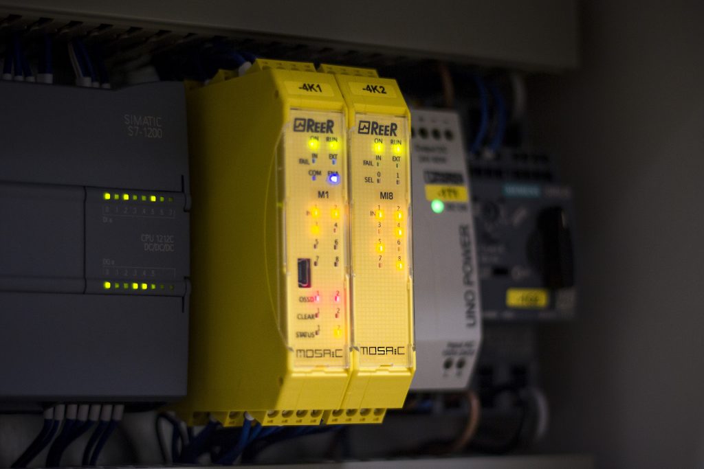Hohe Sicherheit ohne mechanischen Verschleiß 4 Die gelbe Sicherheitssteuerung Mosaic mit dem Hauptmodul M1 (links) und einem Erweiterungsmodul MI8