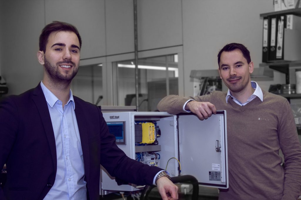 Hohe Sicherheit ohne mechanischen Verschleiß 5 Marcel Aulila von SSP (links) und Lars Schuler von KMT-Vogt (rechts) vor der 14er-Spindelanlage