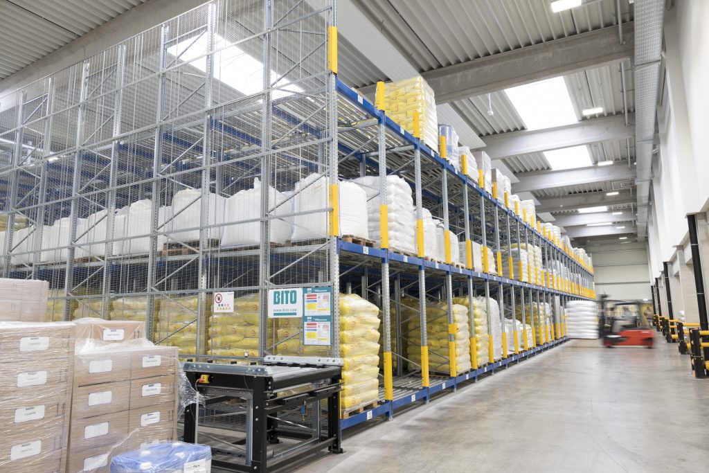 Mehr Bewegung für die Intralogistik 1 Das neuartige Palettendurchlaufregal PROflow active setzt auf Antriebseinheiten von ebm-papst. Es ermöglicht höheren Durchsatz bei maximaler Produktsicherheit.