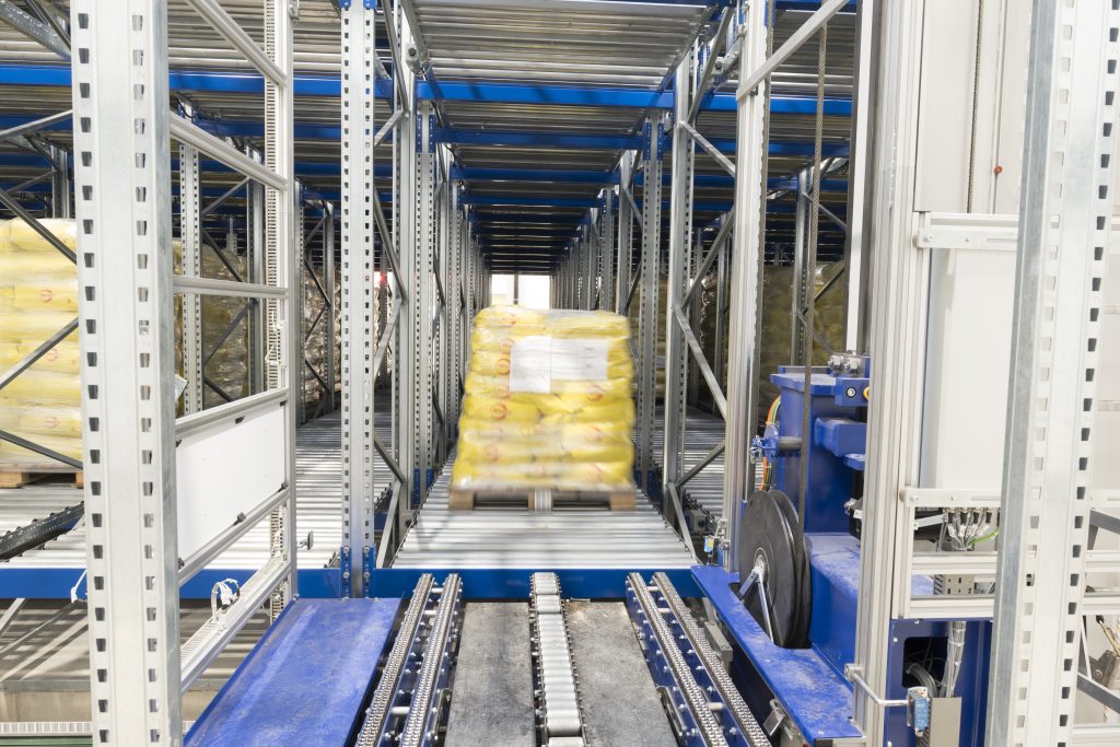 Mehr Bewegung für die Intralogistik 2 Bei der vollautomatischen Beschickung lassen sich Paletten dank Rollenantrieben berührungsfrei auf Lücke stellen.