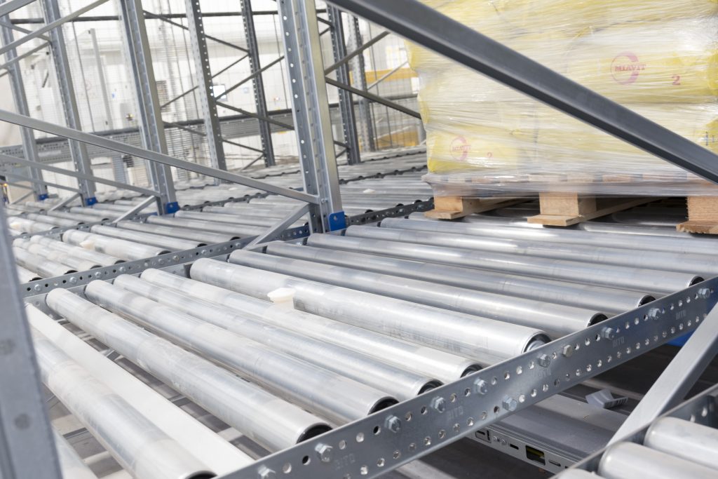 Mehr Bewegung für die Intralogistik 3 Jeder Palettenplatz hat eine Antriebsrolle, die die Paletten nach vorne takten.