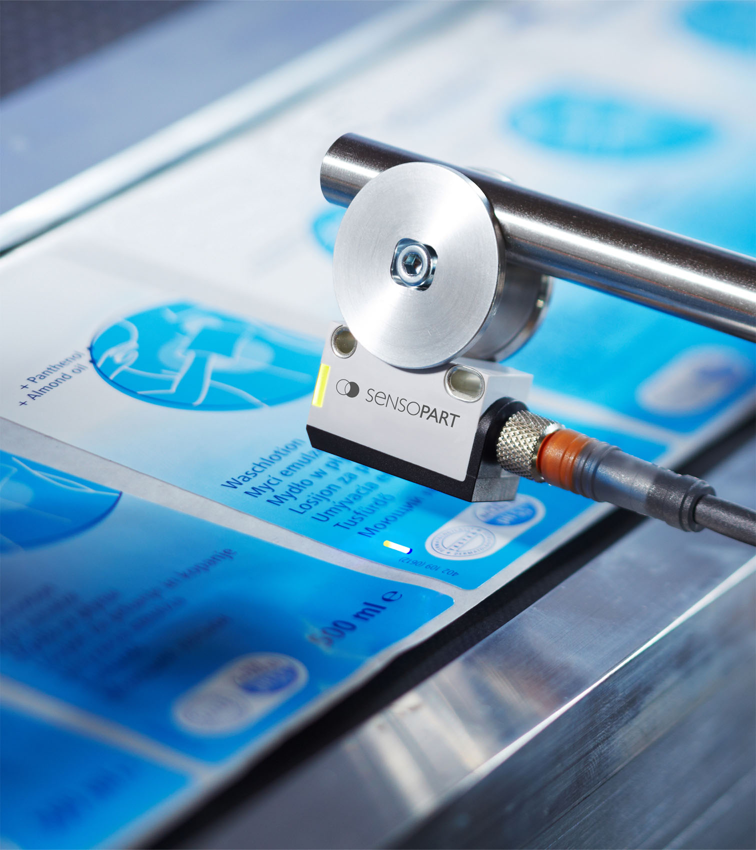 Farbsensor im Miniaturgehäuse 10 Farbsensor im Miniaturgehäuse