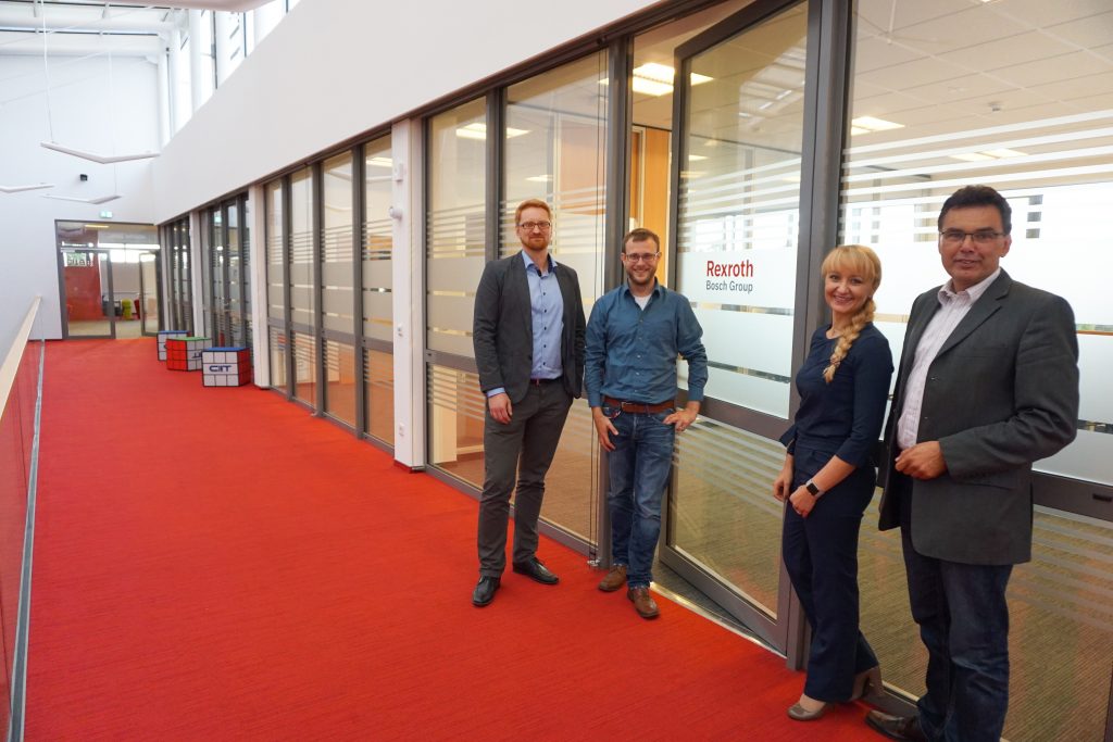Bosch Rexroth baut Lemgoer Standort im CIIT aus 1 Forschungspartner (v.l.n.r.): Sergej Bergen und Dr. Lukas Galla (beide Bosch Rexroth) mit Sybille Hilker (CIIT-Geschäftsleitung) und Prof. Jürgen Jasperneite (Vorstandsvorsitzender der CIIT-Gesellschaft) vor den Büroräumen im CIIT.
