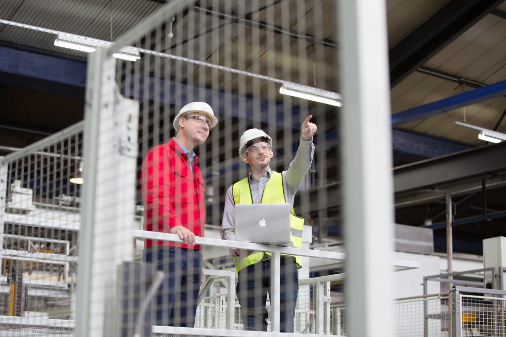 Sicherheit - ein Maschinenleben lang 1 Durch die Einbindung des Sicherheitskonzepts und die Zusammenarbeit mit Experten wird schon bei der Planung der Produktionsfluss verbessert.