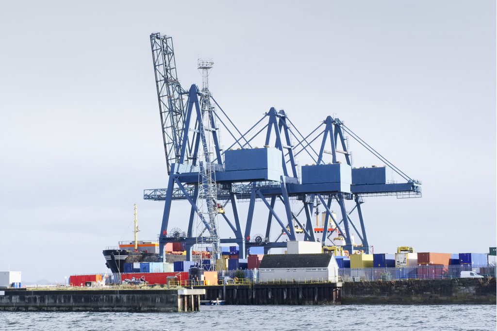 Per Software Update in luftige Höhen 2 Hafen-, Schiffs- und Industriekrane können mithilfe des FR-A800 Plus CRN ein Zuwachs an Sicherheit und kürzere Taktzeiten erreichen.