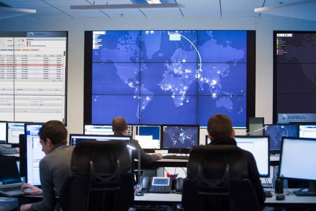 Professionelle Verteidigung nötig 2 Jede Planung für das Implementieren von IIoT und OT muss dafür in Zukunft Sicherheitsaspekte zentral und vorab einbeziehen.