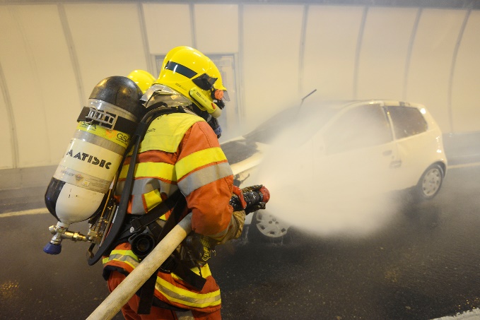 Reibungsloses Upgrade für den Mont-Blanc-Tunnel 3 Sicherheit steht an oberster Stelle – das neue SCADA-System bietet eine verbesserte Steuerung der Lüftungsanlage, so dass die Ausbreitung von Rauch im Tunnel minimiert wird.