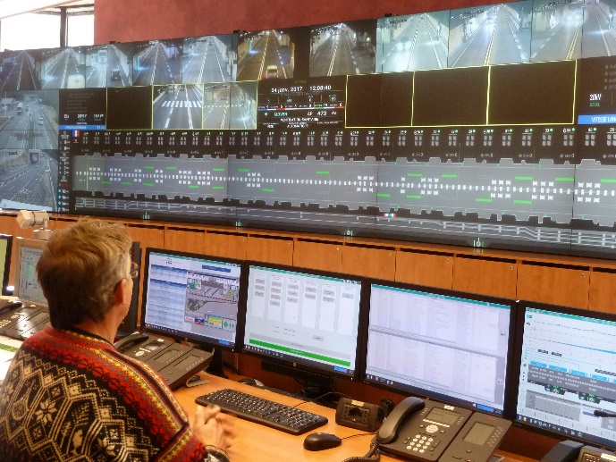 Reibungsloses Upgrade für den Mont-Blanc-Tunnel 2 Die Mitarbeiter in den zwei Steuerzentralen in Frankreich und Italien, überwachen und steuern die Ausrüstung im Tunnel rund um die Uhr.