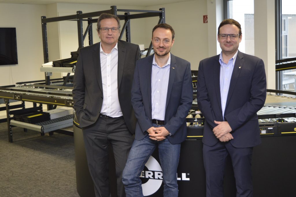 Eine Linie - tausend Varianten 1 Spezialisten für Förder- und Antriebsrollen bei Interroll:
Geschäftsführer Armin Lindholm, Produktmanager
Daniel Heinen und Pressesprecher Martin Regnet