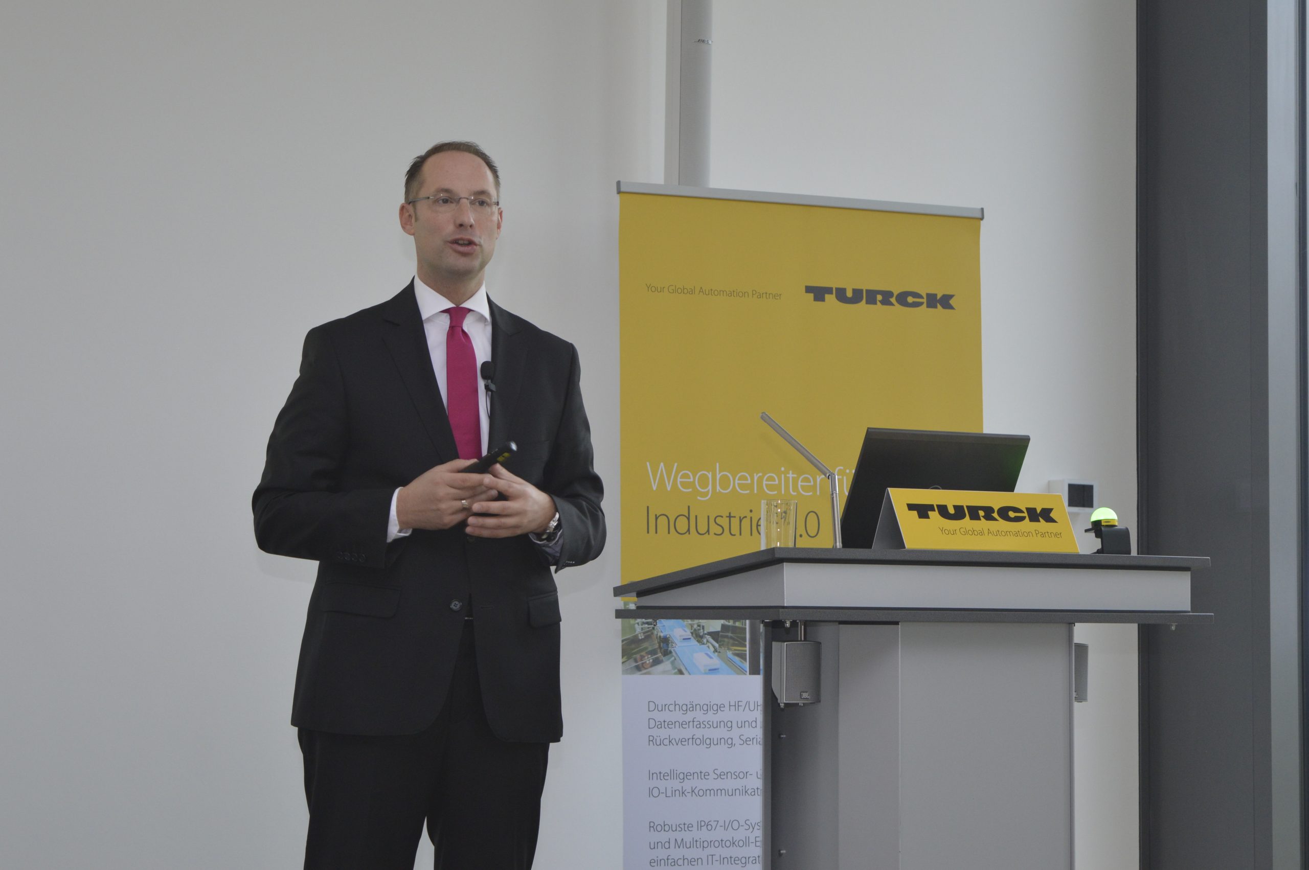 Geschäftsjahr 2016: Turck wächst um 6% 3 Geschäftsjahr 2016: Turck wächst um 6%