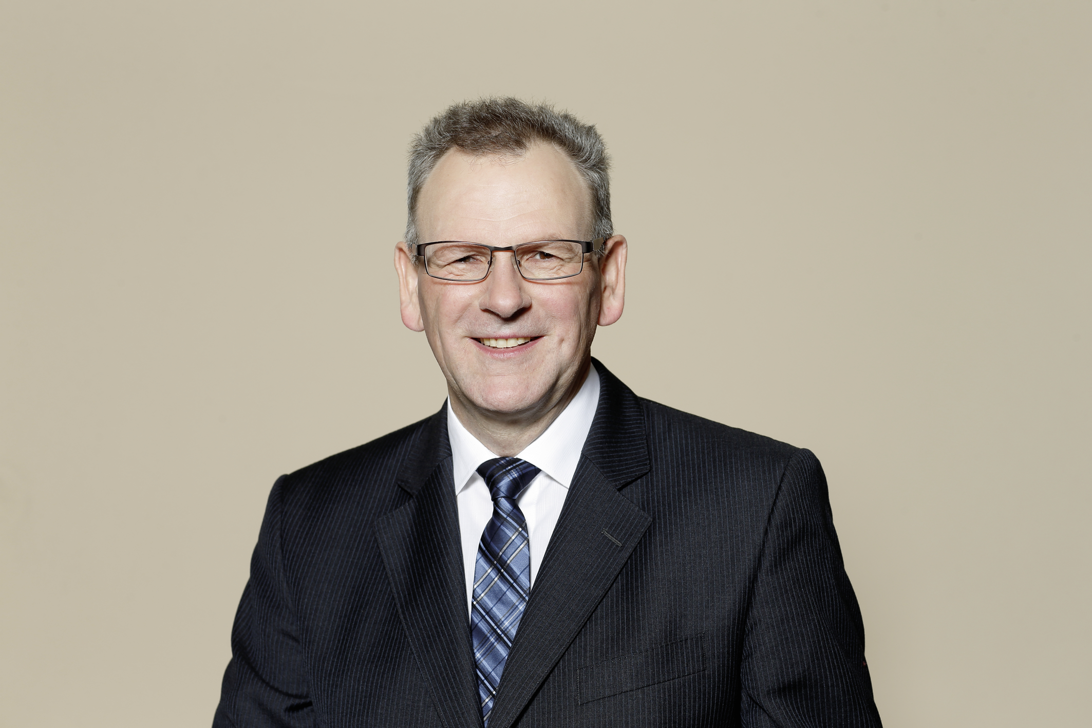 Schaeffler mit +3,8% im 1. Halbjahr 2 Schaeffler mit +3,8% im 1. Halbjahr