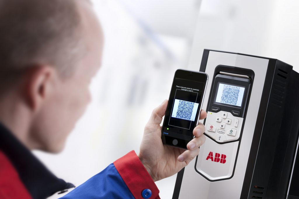 Gut gerüstet ins digitale Zeitalter 2 ABB-Frequenzumrichter erzeugen ein dynamisches QR-Tag, das mit der Smartphone-App Drivebase gelesen werden kann.