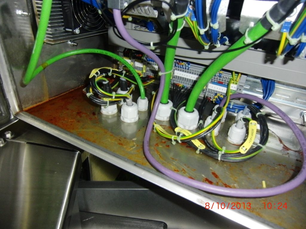 Den Druck rausnehmen 1 Kondensatbildung in einem Schaltschrank-Gehäuse kann nicht nur zu unschöner Korrosion führen, sondern einzelne Elektronikbauteile und ganze Steuerungen außer Gefecht setzen.