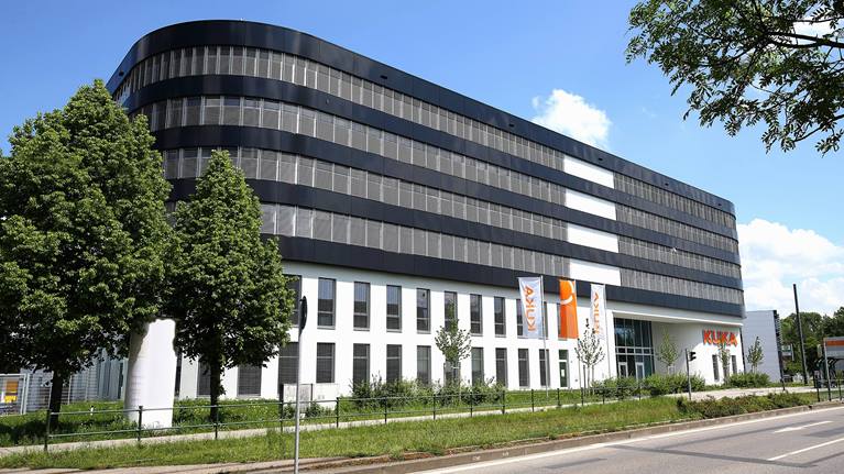Kuka weiht neues Gebäude ein