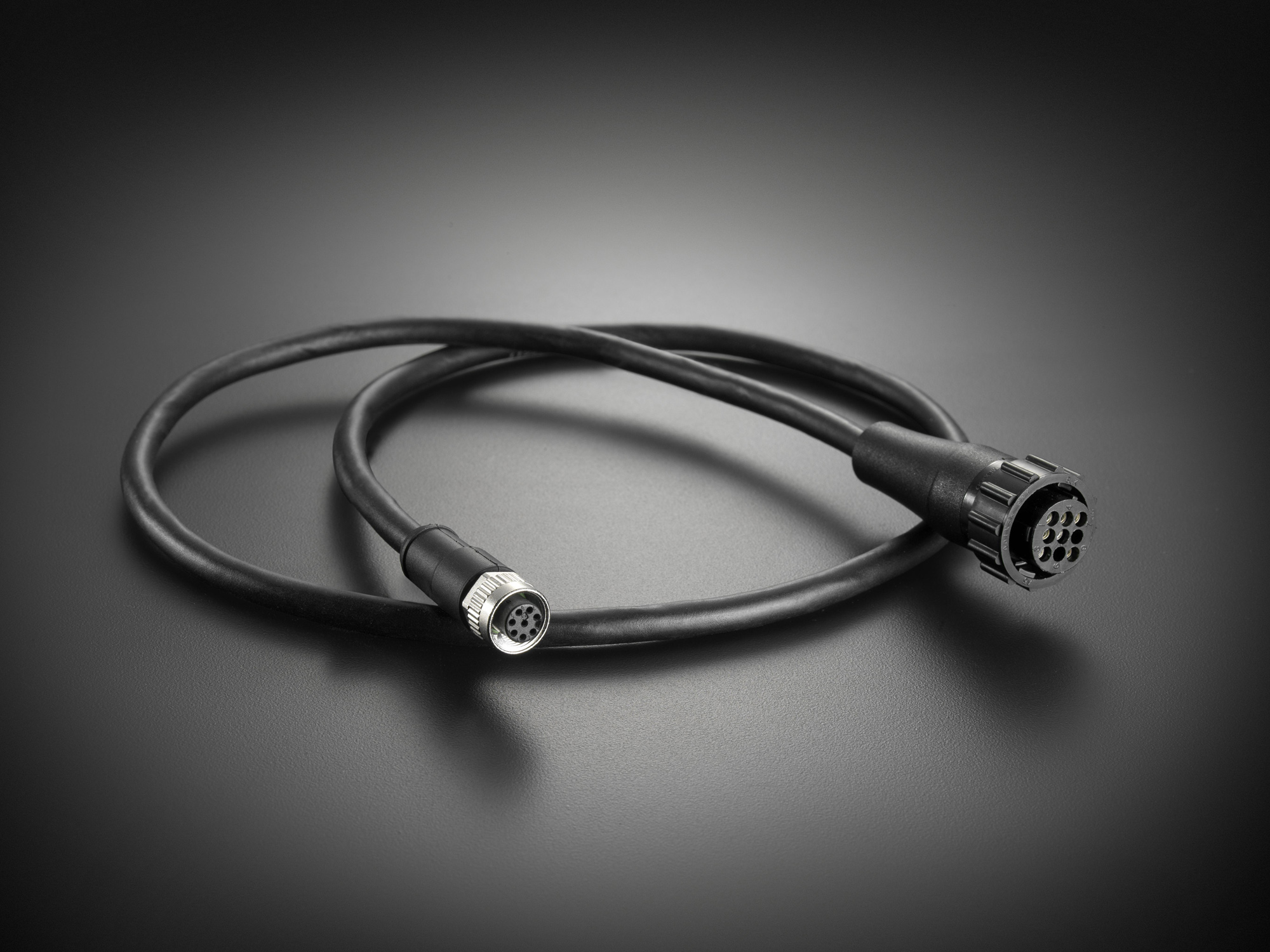 Vibrationssichere Rundsteckverbinder mitisolierender und zugentlastender Umspritzung