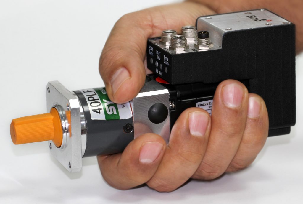 Integriertes System für hohen Durchsatz 1 Der neue Gold Duet ist ein integrales System von Servoregler und Motor, das einen Hochleistungs-Servomotor mit einem intelligenten Gold Servoregler in einer Einheit kombiniert.