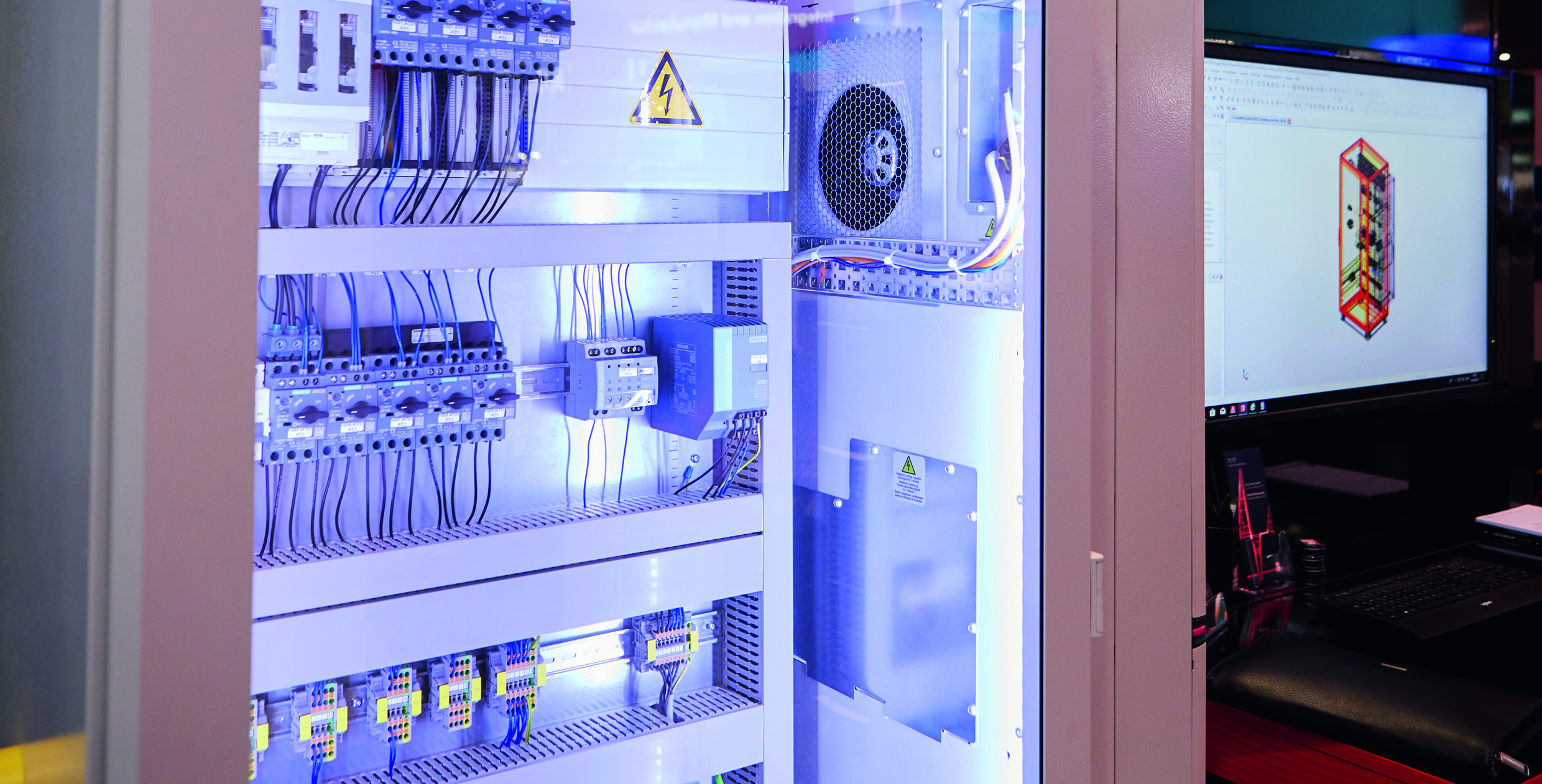 Digitaler Zwilling des Schaltschranks im Mittelpunkt 2 Digitaler Zwilling
des Schaltschranks
im Mittelpunkt