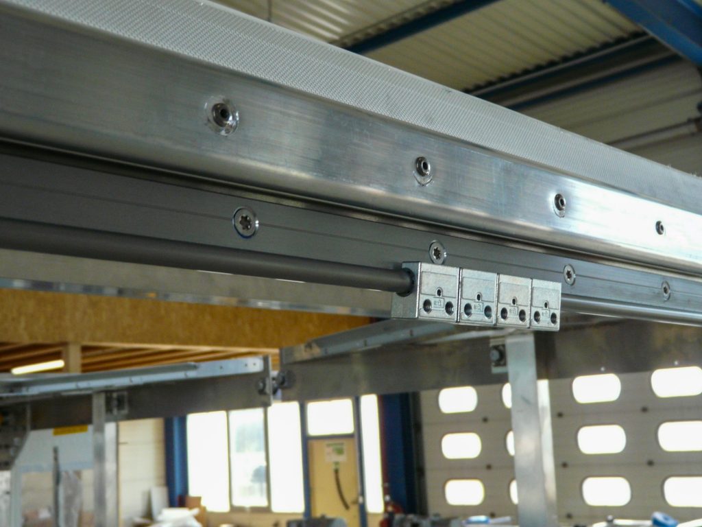 Lang lebe der Rotor! 3 Die Planen für den Wetterschutz werden über Drylin-Linearführungen von igus geöffnet und geschlossen.