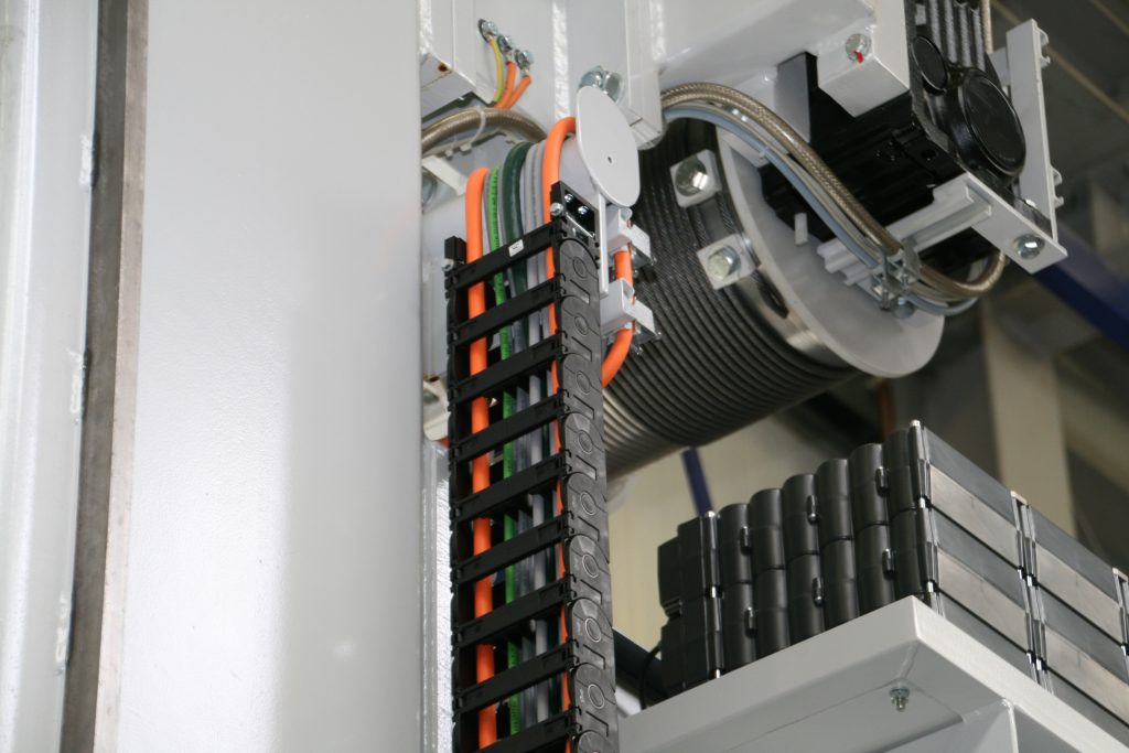 Auf Nummer sicher gehen 2 Die wartungsfreien e-ketten und chainflex Leitungen von igus sind im Hubwerk am Mast der Viastore Regalbediengeräte montiert und versorgen die Systeme mit Energie und Daten.