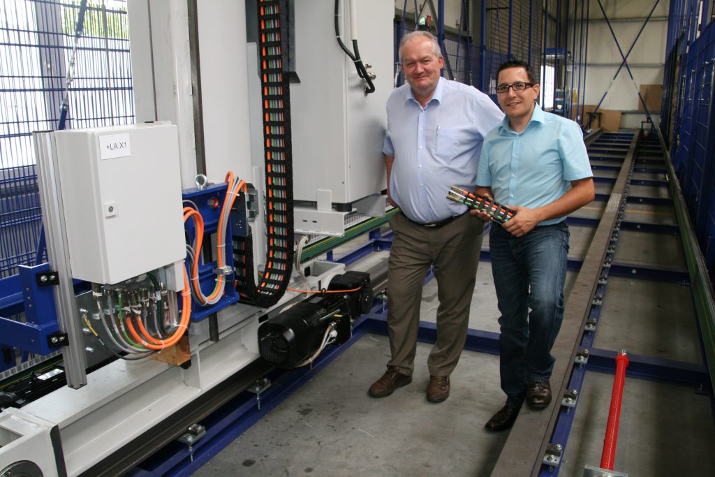 Auf Nummer sicher gehen 4 Friedbert Dannenhauer (r.) und Otto Funk sind mit den chainflex Leitungen aus dem Haus igus zufrieden, ebenso mit dem Service. „Die Beratung von igus und die Zusammenarbeit über den gesamten Projektverlauf ist wirklich sehr gut. Der partnerschaftliche Gedanke steht immer im Vordergrund“