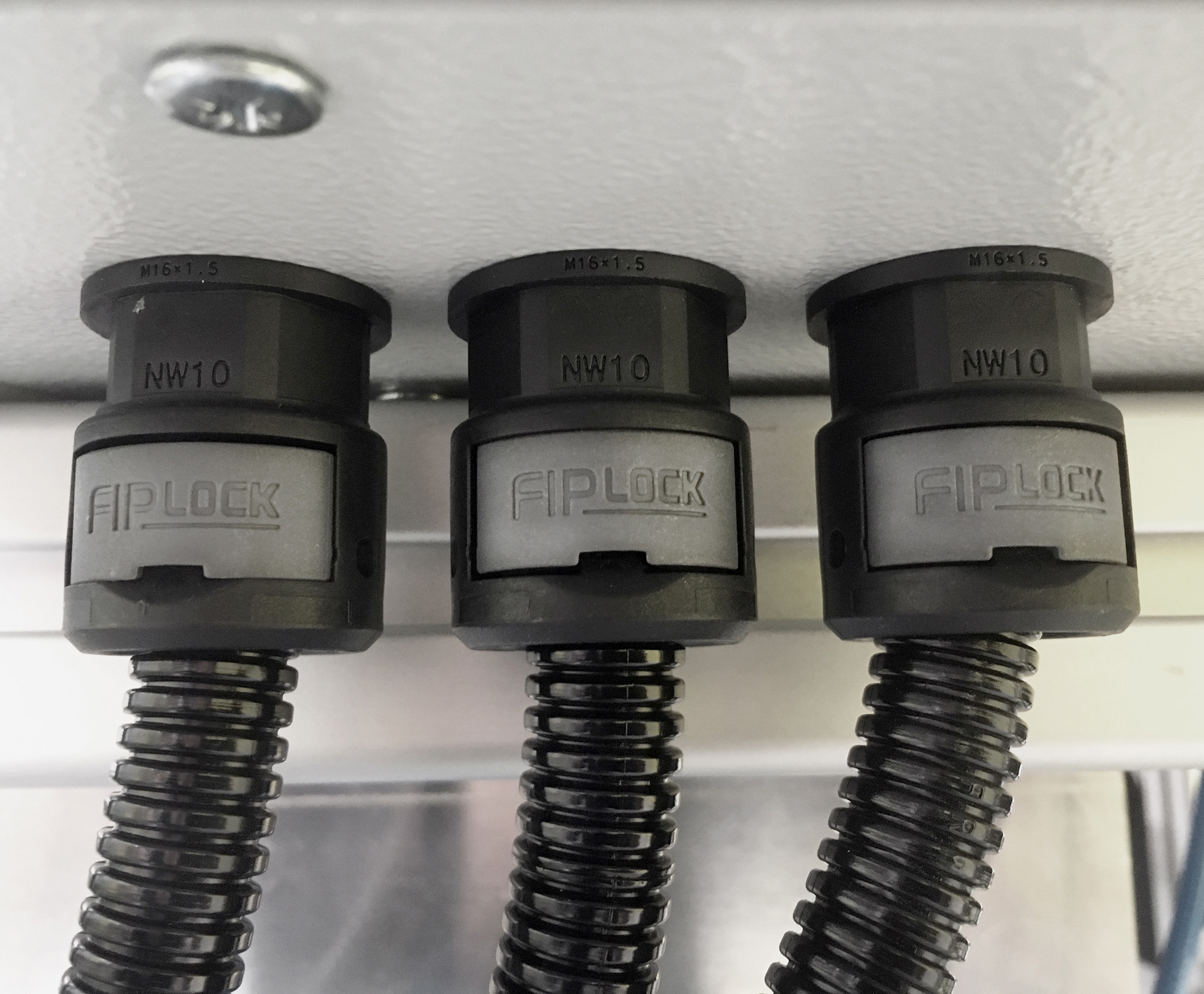 Neue Lösungen für industriellen Kabelschutz 9 Neue Lösungen für
industriellen Kabelschutz