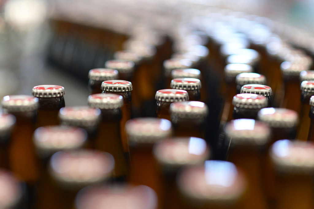 Vorhersage von Qualität und Verfügbarkeit 1 Ein Prozessstillstand durch einen unerwarteten Riemenverschleiß in Abfüllmaschinen soll sich durch die Anomalie-Erkennung von
Getrieben mit Cynapse-Feature in Zukunft vermeiden lassen.