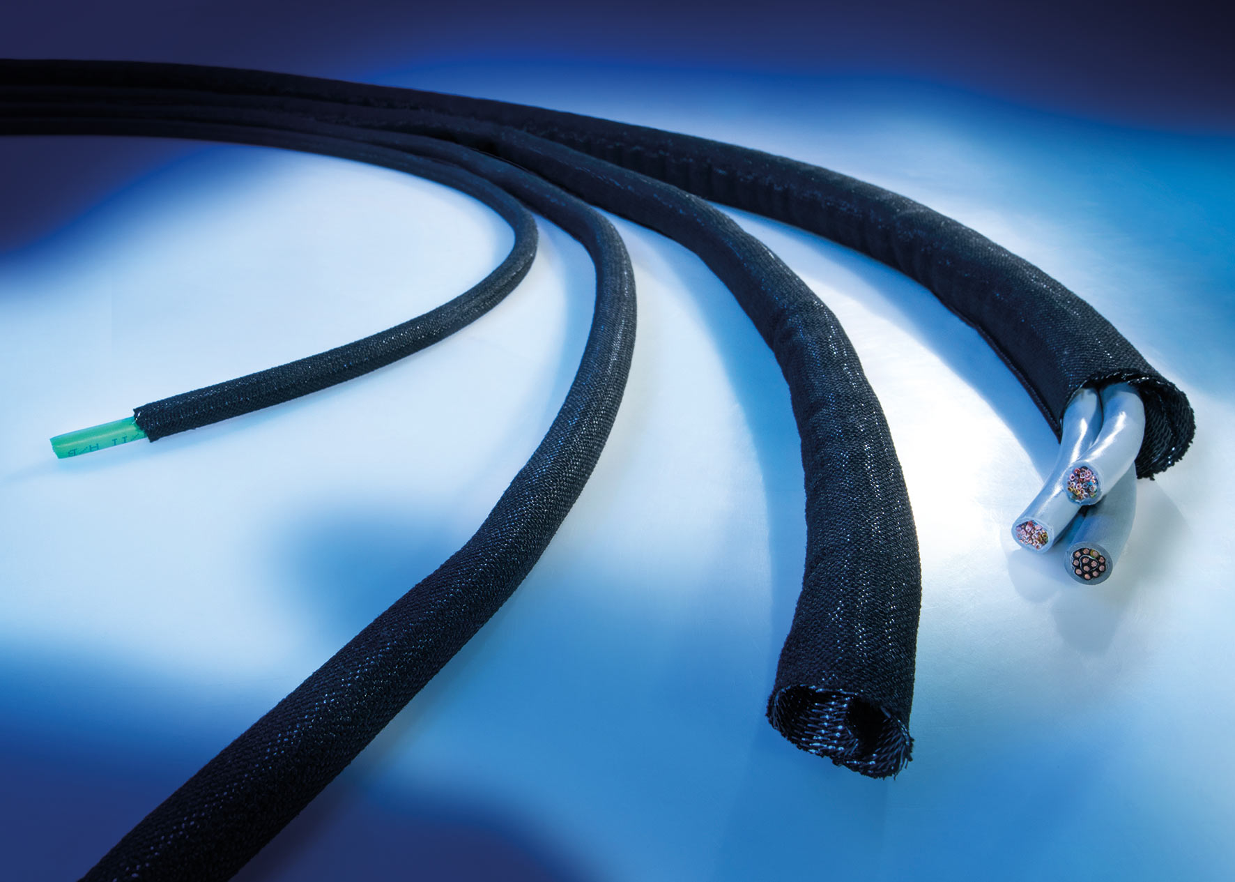 Selbsteinrollender Kabelschutzschlauch