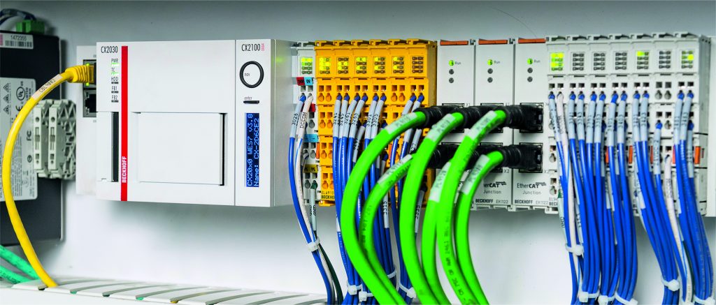 One Cable Automation 2 Links: Genesis nutzt den Embedded-PC CX2030 für SPS, Motion Control, Sicherheitslogik, Prüfsoftware, HMI und Windows und lastet dabei die CPU-Kapazität selbst in Systemen mit 20 Robotern nur zu etwa 25 Prozent aus.