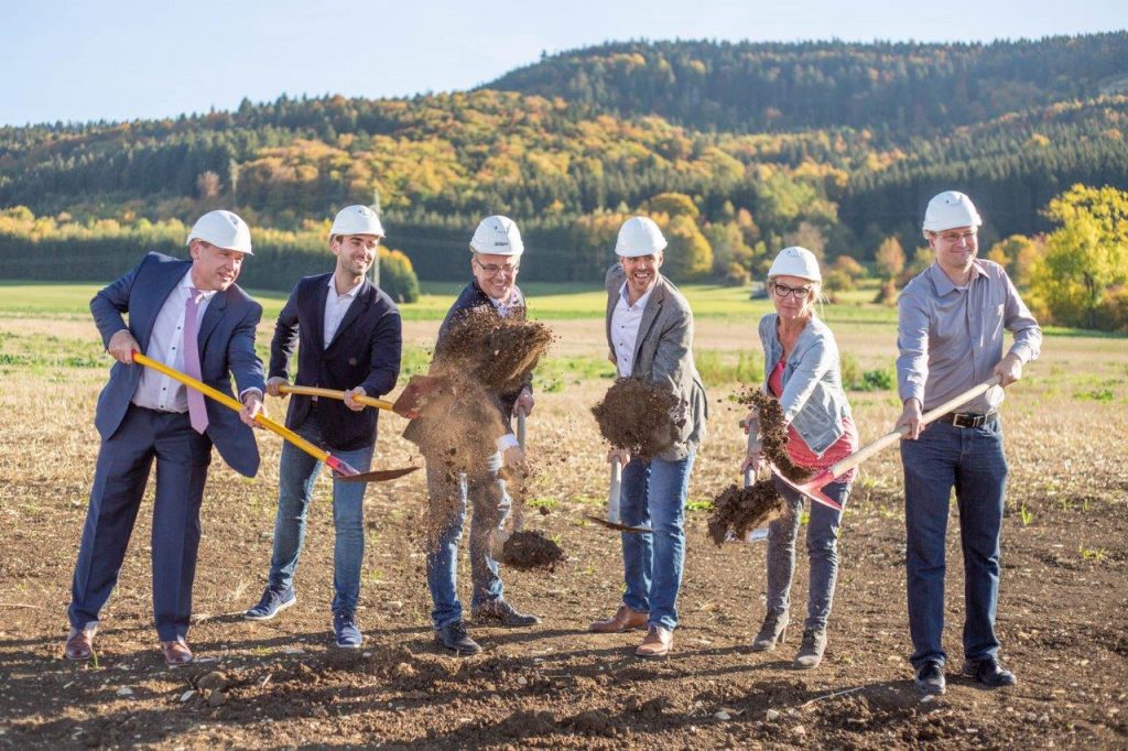 SSP baut neues Fertigungswerk 1 Bürgermeister Hans-Georg Schuhmacher, Marcel Aulila (SSP), Johann Aulila (SSP) und Wolfgang Engelhart (SSP) , Stadtbaumeistern Schmidtmann-Deniz und Hans-Werner Möst vom Architekturbüro Messmer.